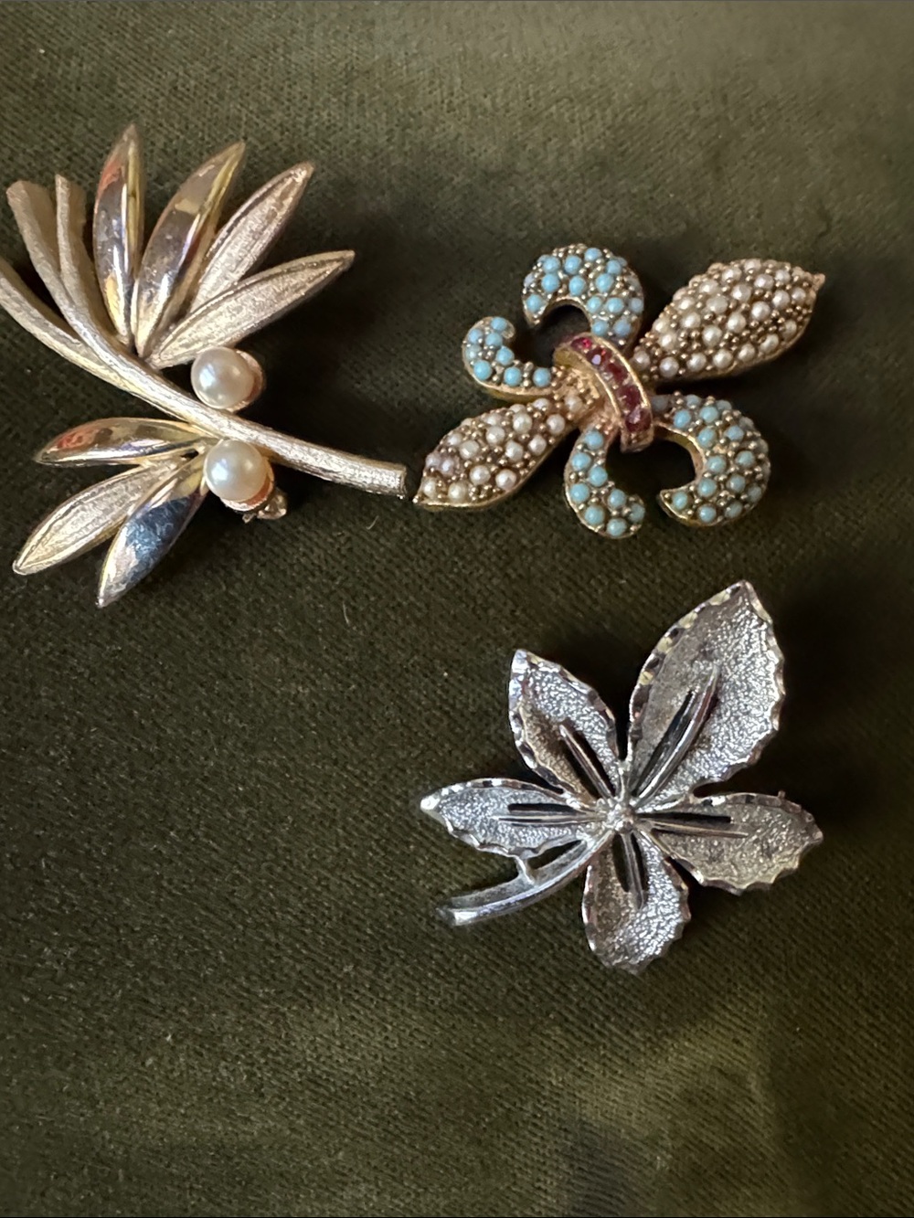 Elegant Pearl Gold Tone & Turquoise Floral Brooch & Silver Tone Leaf Bundle